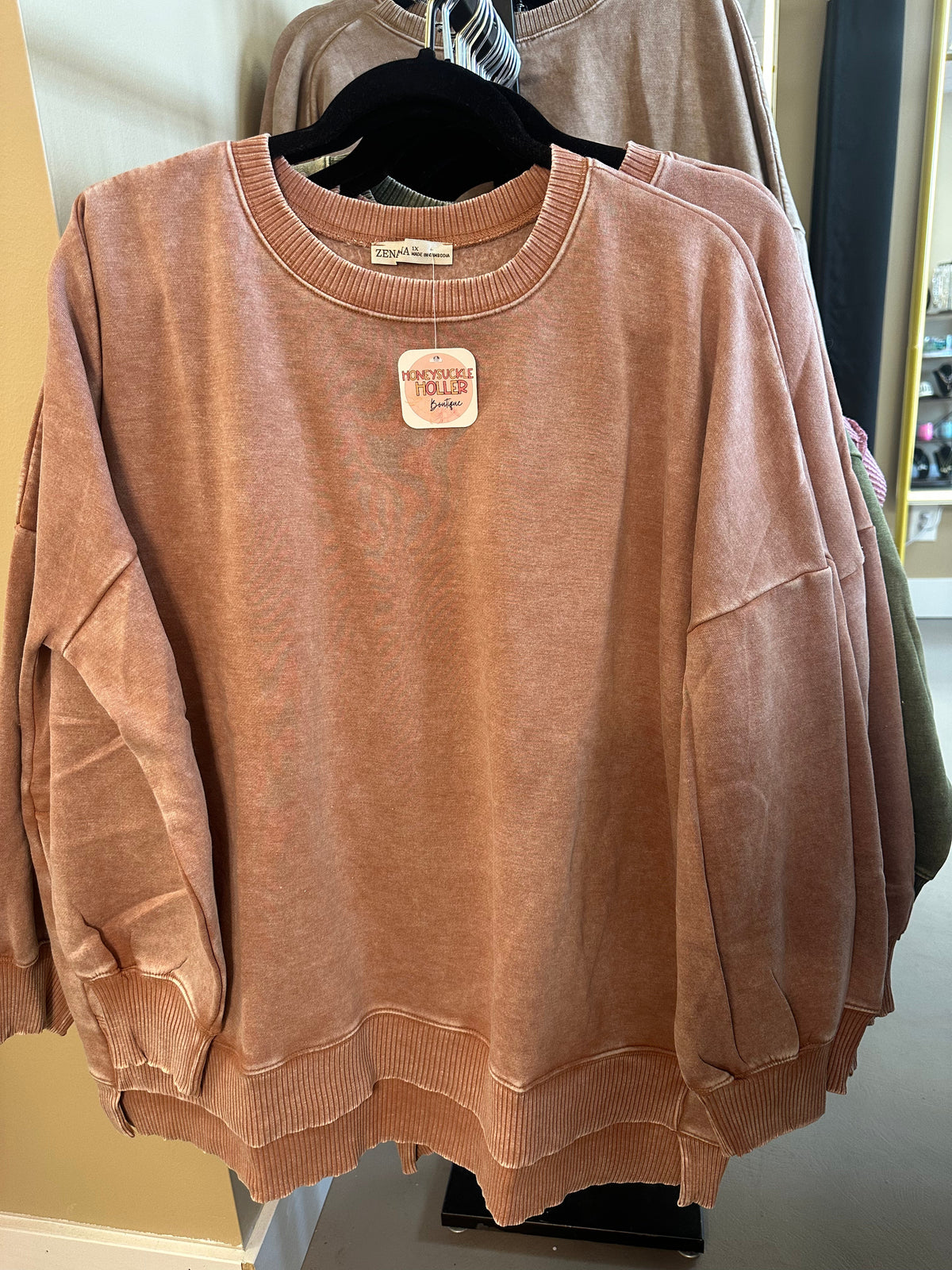 RUST PLUS ACID WASH FLEECE HILOW HEM PULLOVER