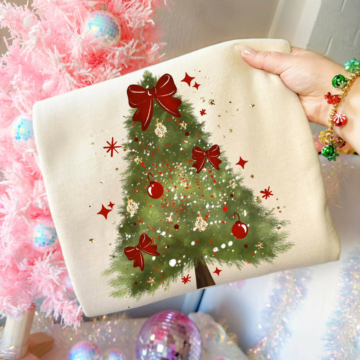 Vintage Christmas Tree with Red Bows | Sand Gildan Crewneck